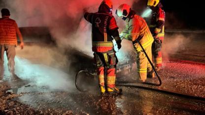 Bandırma’da araç alev alev yandı, geceyi aydınlattı