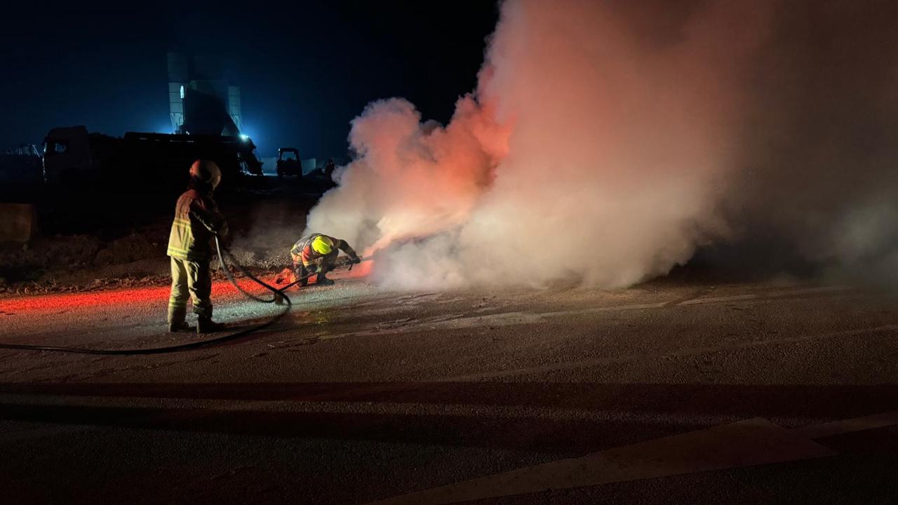 Bandırma’da araç alev alev yandı, geceyi aydınlattı