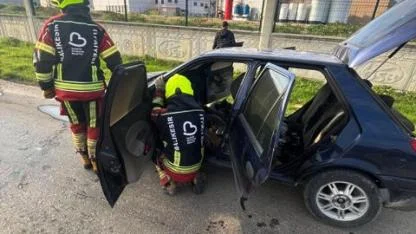 Burhaniye’de sürücü otomobil yangınını kendi söndürdü