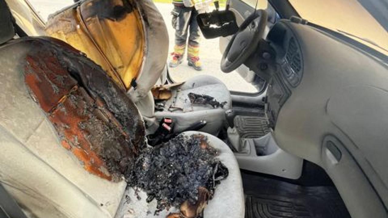 Burhaniye’de sürücü otomobil yangınını kendi söndürdü