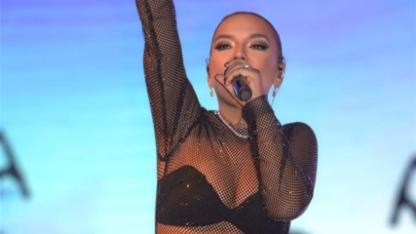 Demet Akalın, tarzıyla da geceye damgasını vurdu…