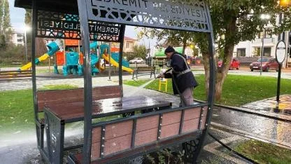 Edremit Belediyesi’nden parklarda hızlı temizlik çalışması