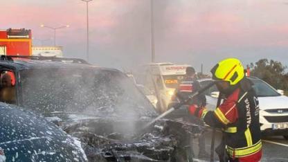 Edremit’te kaza sonrası araç alev aldı: O anlar cep telefonu kamerasına yansıdı