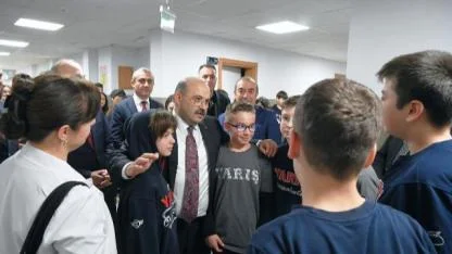 Eğitime Yakın İlgi: Vali İsmail Ustaoğlu Yarış Ortaokulu'nu Ziyaret Etti