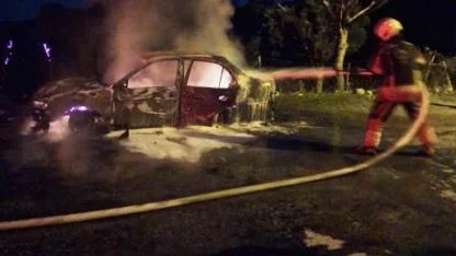 Gömeç'te araç yangında otomobil demir yığınına döndü