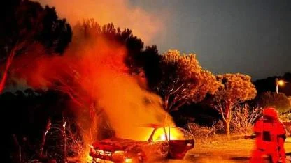 Gömeç'te araç yangında otomobil demir yığınına döndü