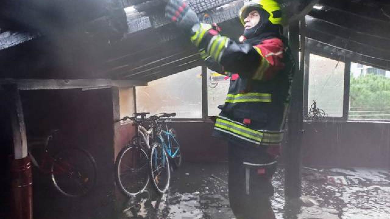 Karesi’de 3 Katlı Binanın Çatısı Alev Aldı