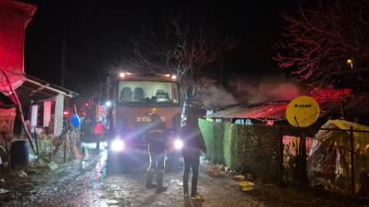 Manyas’ta yangın geceyi aydınlattı