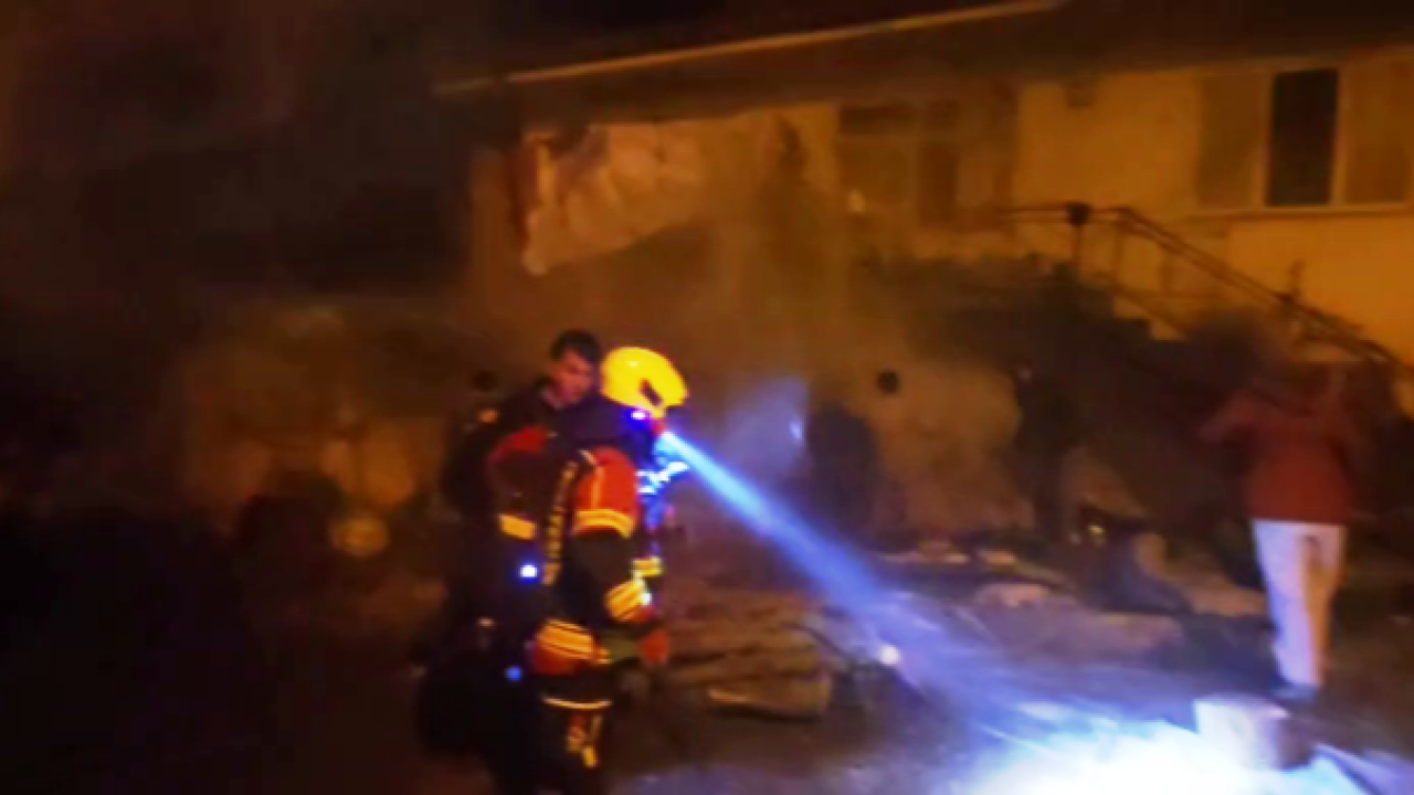 Sındırgı’da evin altında bulunan damda yangın çıktı