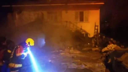 Sındırgı’da evin altında bulunan damda yangın çıktı