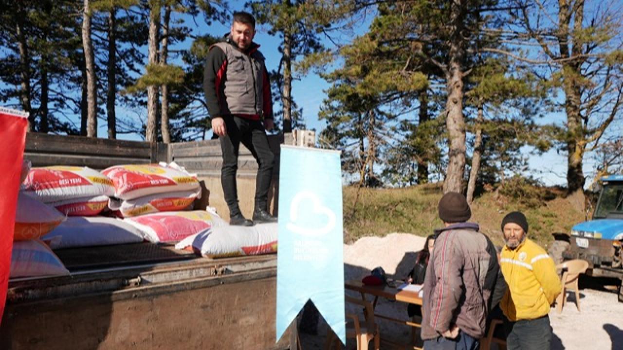 Sındırgılı depremzede çiftçilere hayvan yemi desteği