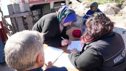 Sındırgılı depremzede çiftçilere hayvan yemi desteği