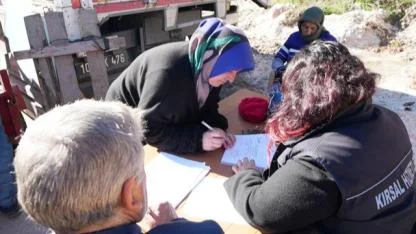 Sındırgılı depremzede çiftçilere hayvan yemi desteği