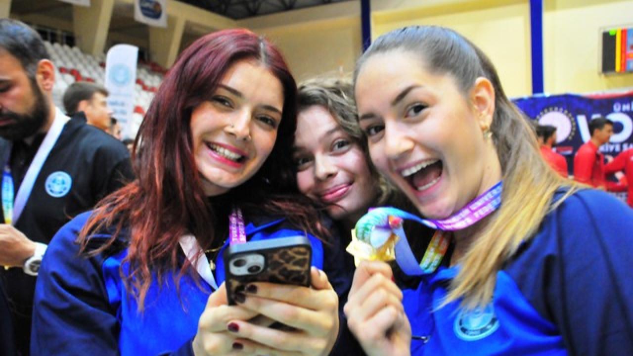 Spor Dostu Kampüs BAÜN’de Kadın Voleybol Takımından Büyük Başarı: Ünilig’de Şampiyonluk