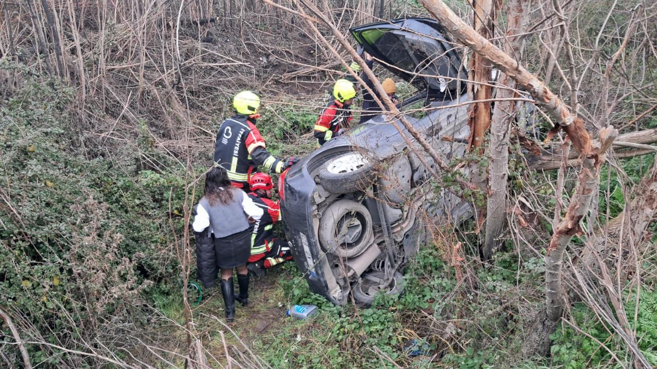 Altıeylül’de şarampole uçan otomobilde anne kız yaralandı