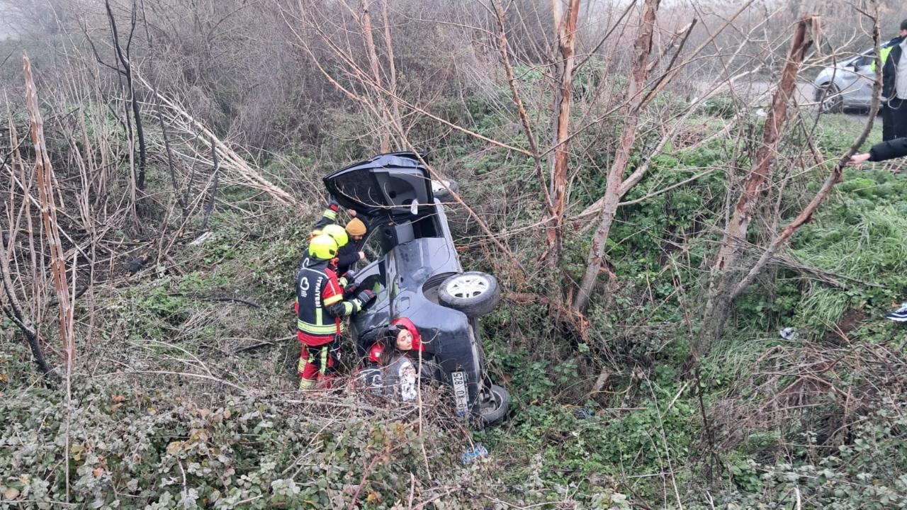 Altıeylül’de Şarampole Uçan Otomobil Yan Yattı:
