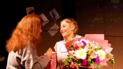 Ayvalık Belediye Tiyatrosu’ndan Çarpıcı Bir Prömiyer: “Müdahil” Perde Dedi