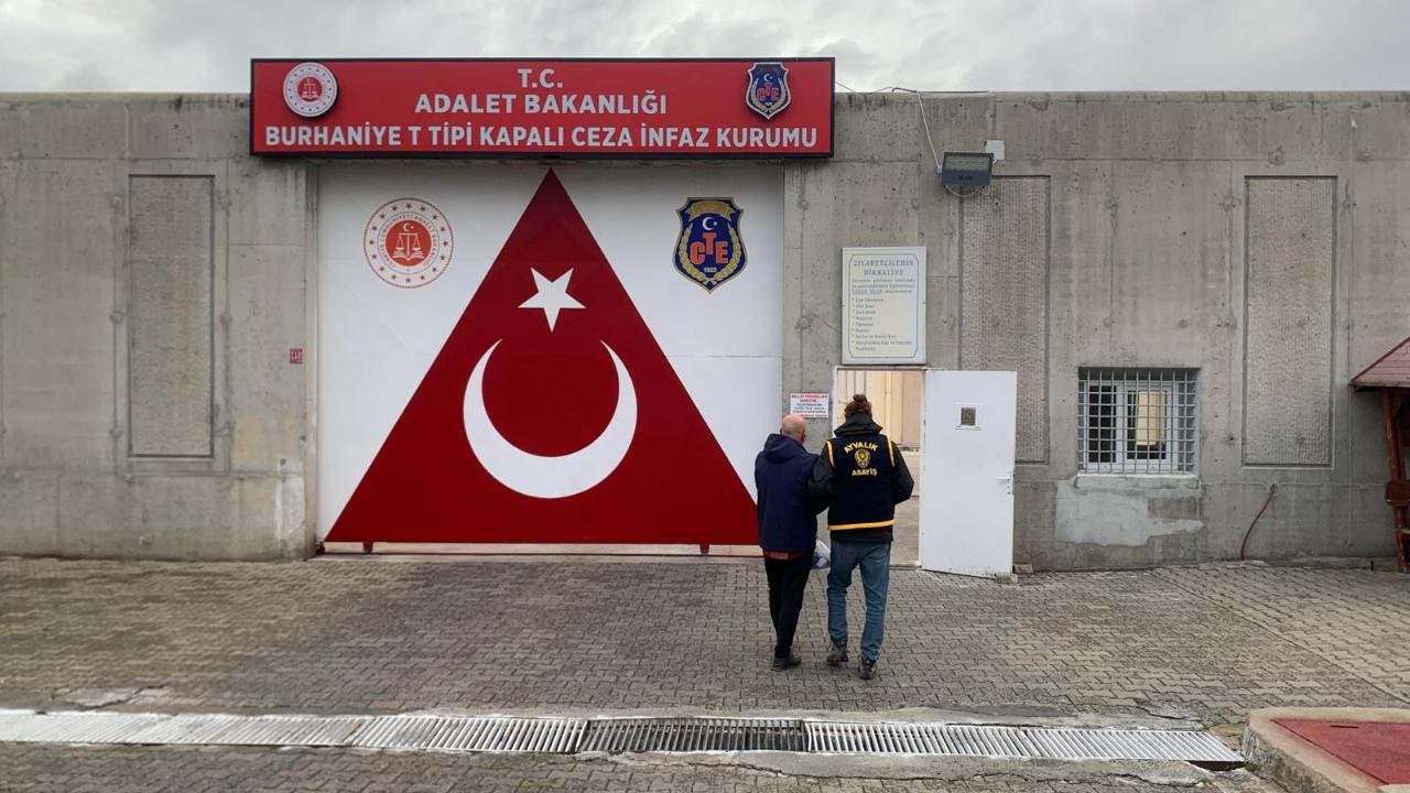 -Ayvalık’ta Kendisini Emniyet Müdürü Olarak Tanıtan Şantajcıya Polis Darbesi