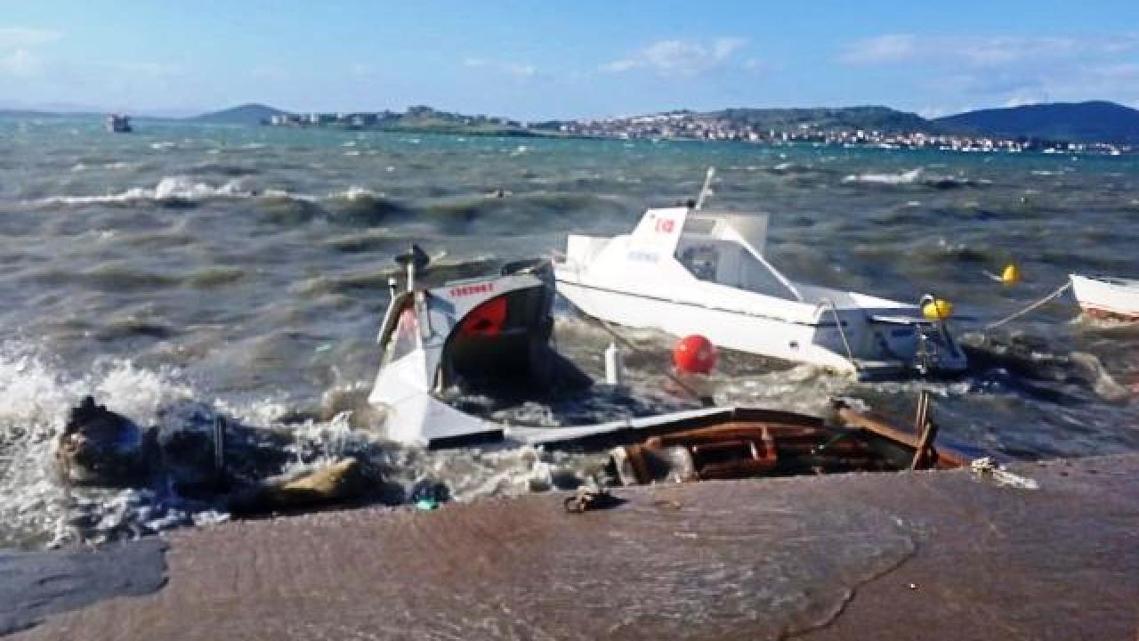Ayvalık’ta kuvvetli fırtına hayatı olumsuz etkiledi