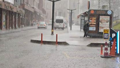 Balıkesir merkez ve ilçelerinde etkili oldu. Edremit’te Dalgalar Sahili Yuttu