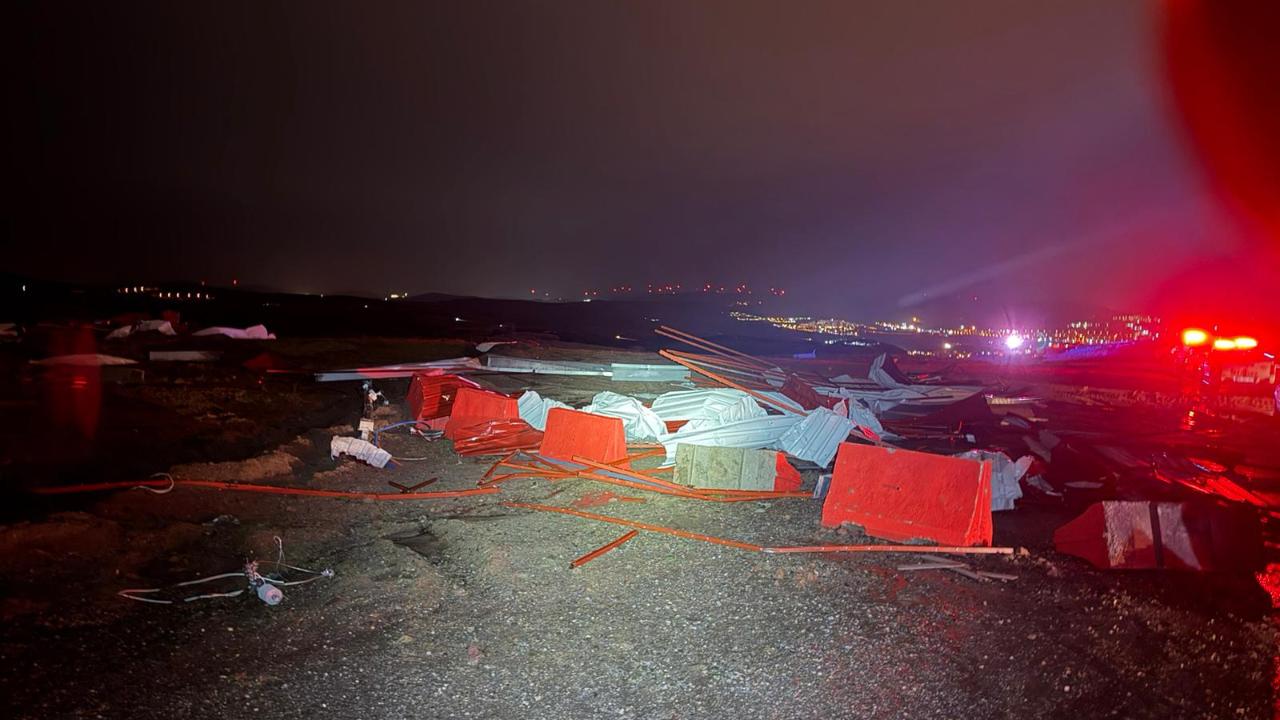Balıkesir’de şantiyede kabus gibi akşam: Fırtına hasara neden oldu
