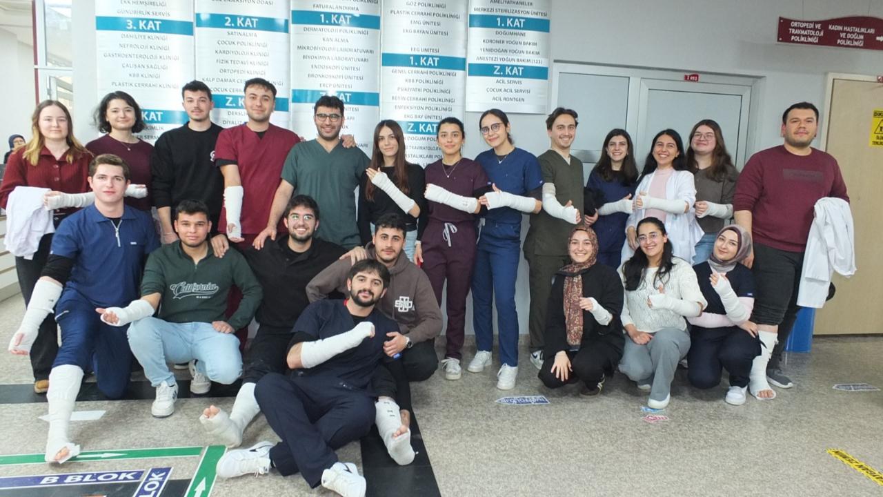 Balıkesir’de üniversitelilerden alçılı staj hatırası