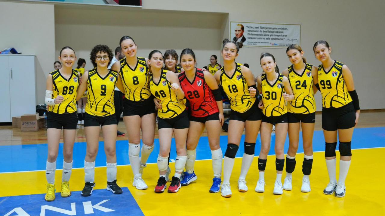 Burhaniye Belediyesi 4. Geleneksel Yıldız Kızlar Voleybol Turnuvası Başladı