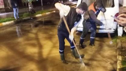 Burhaniye de Belediye ekipleri gece boyu yağmur mesaisi yaptı