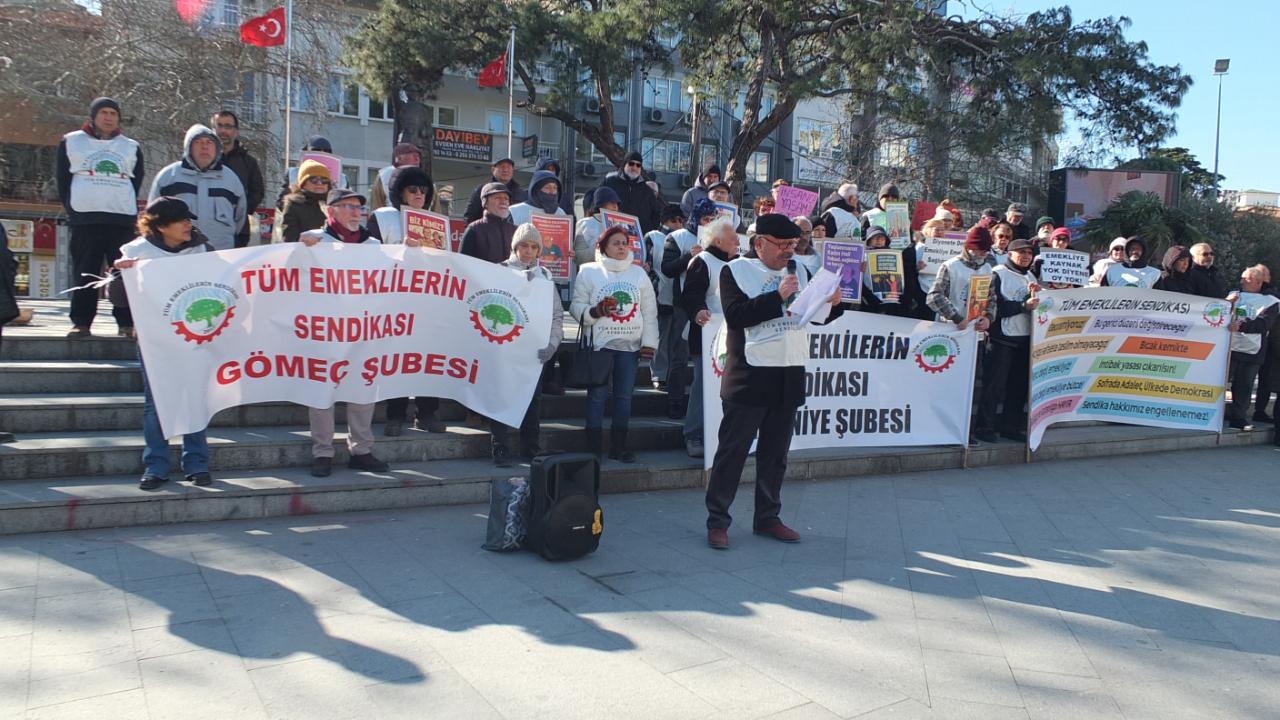 Burhaniye de emekliler Cumhuriyet Meydanında hak eylemi yaptı