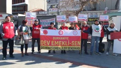 Burhaniye de emeklilerin hak nöbeti Cumhuriyet Meydanında devam ediyor