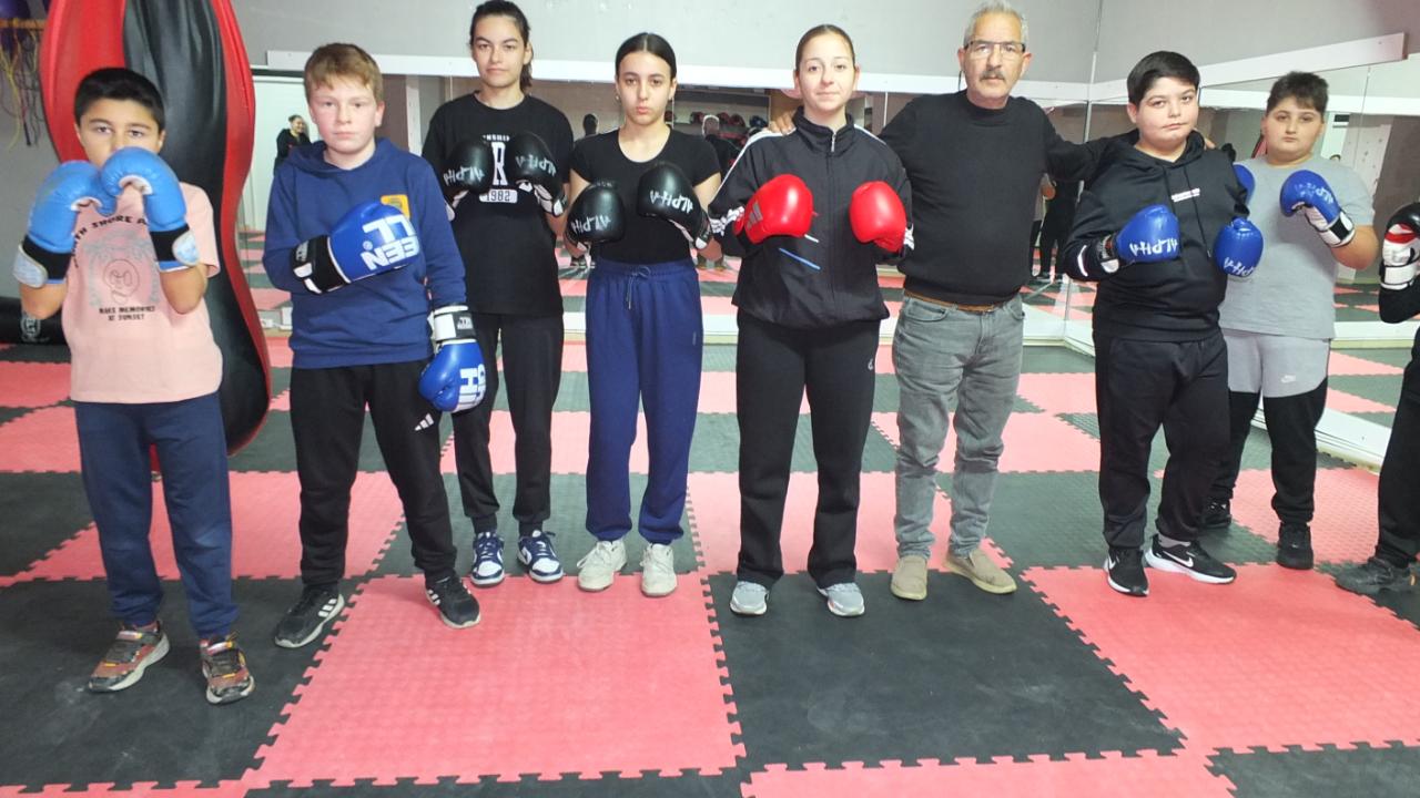 Burhaniye de kızlar da boksa merak sardı