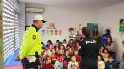 Burhaniye de polisler miniklere trafik eğitimi verdi