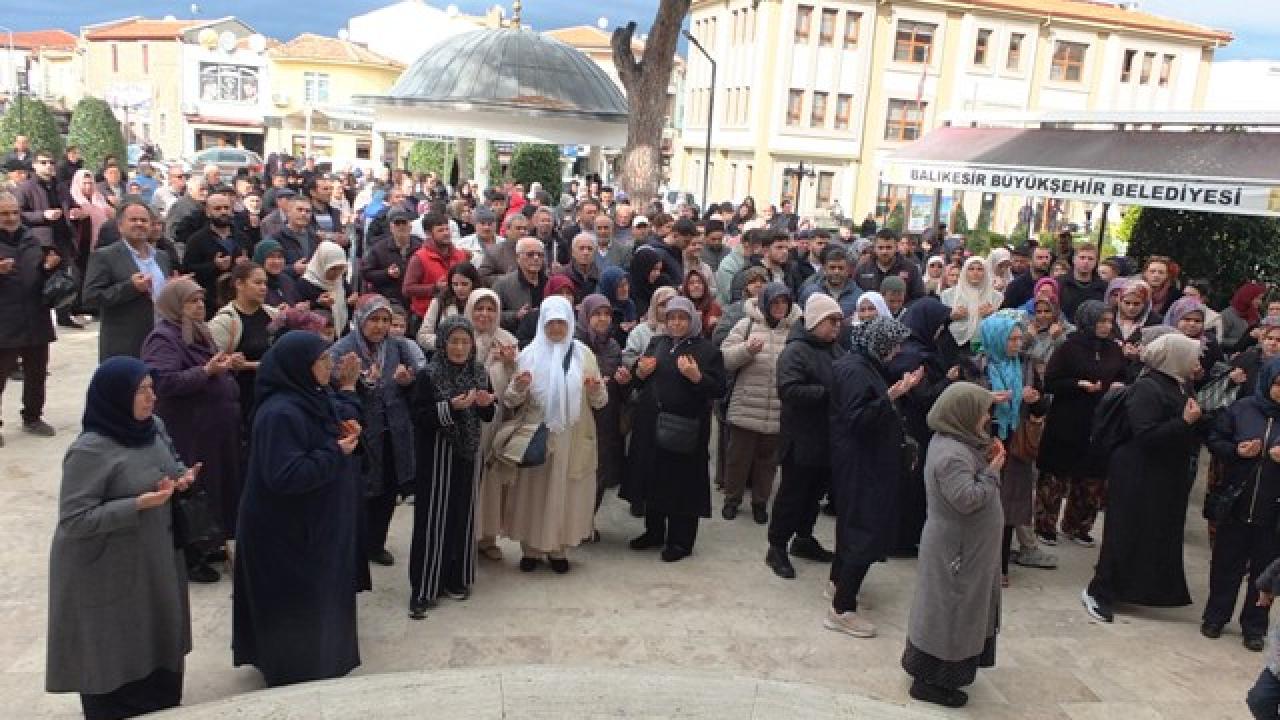 Burhaniye’ de umreciler dualarla uğurlandı