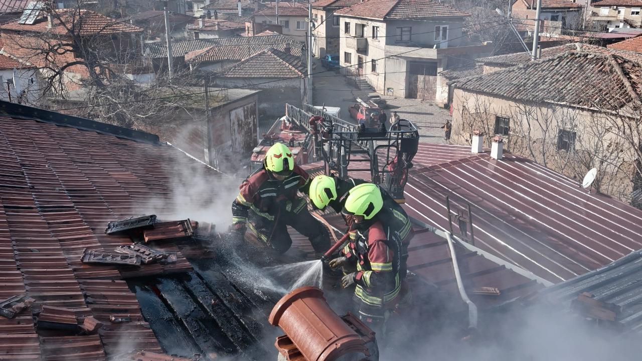 Burhaniye’de 2 katlı evin çatısında yangın