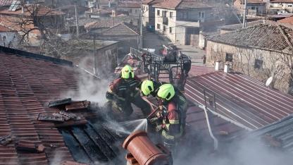 Burhaniye’de 2 katlı evin çatısında yangın