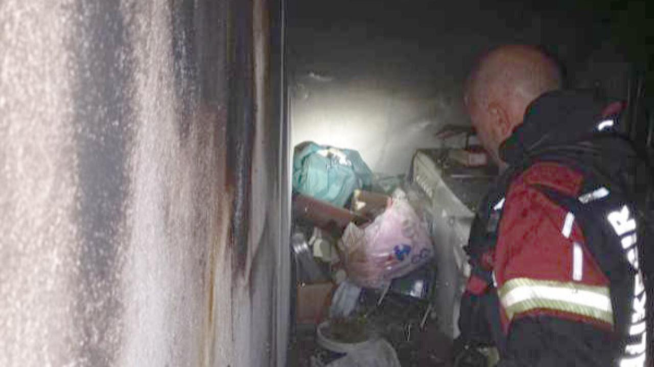 Burhaniye'de depo yangını