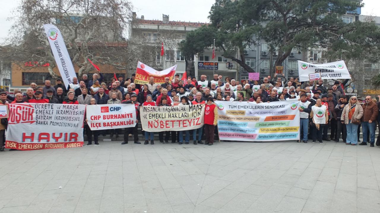 Burhaniye'de emeklilerden halaylı hak arama eylemi