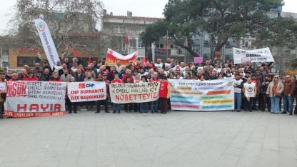 Burhaniye'de emeklilerden halaylı hak arama eylemi