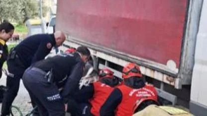 Edremit’te bir kişi kamyonetin altında kaldı