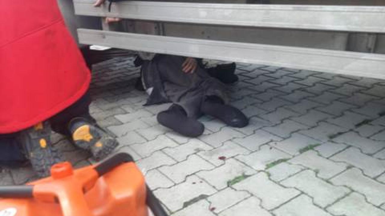 Edremit’te bir kişi kamyonetin altında kaldı