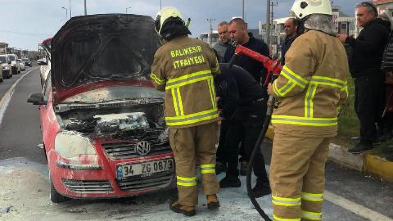 Edremit’te kavşakta araç yangını