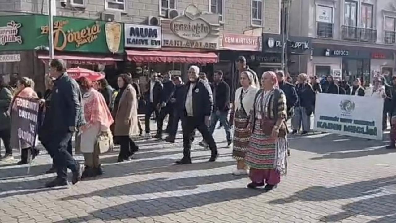 Edremit’te Meci Şenliği Coşkusu Kortej yürüyüşü ile renklendi