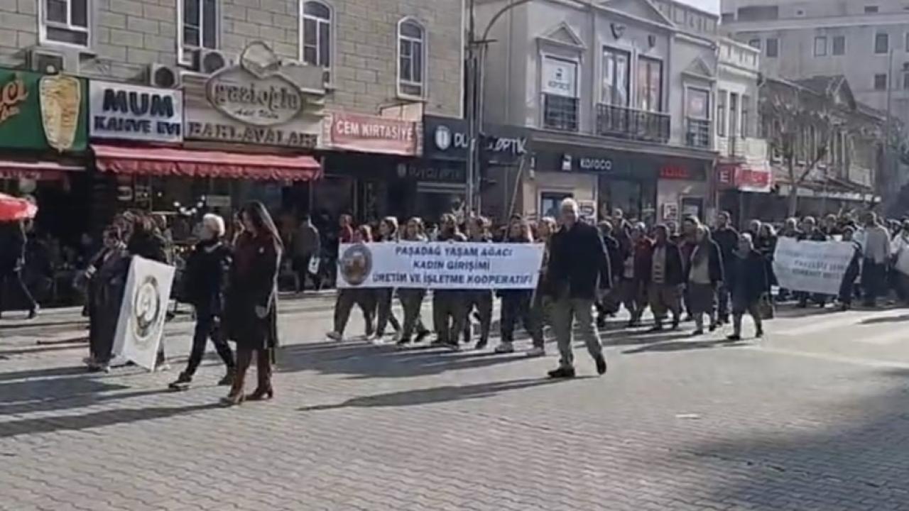 Edremit’te Meçi Şenliği Coşkusu Kortej yürüyüşü ile renklendi