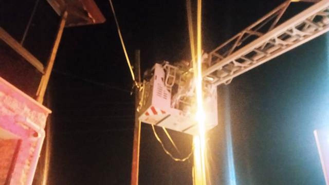 Edremit’te Telefon Direğinde Mahsur Kalan Kedi Kurtarıldı