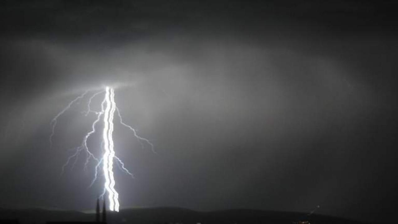 Edremit’te yıldırım krizi: İlçe susuz kaldı