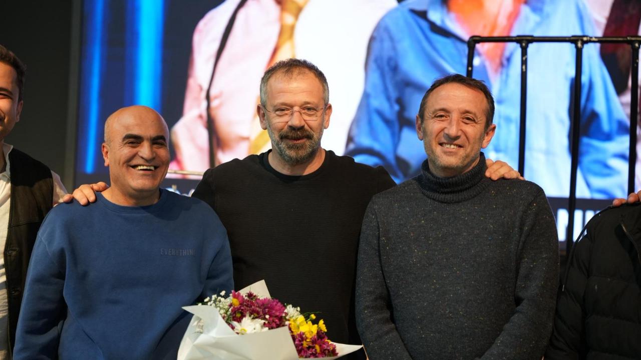 Gömeç Kent Tiyatrosu “Çok Tuhaf Soruşturma” İle Kahkahaya Boğdu!