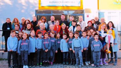 Kardelen Derneği’nden öğrencilerine unutulmaz karne hediyesi