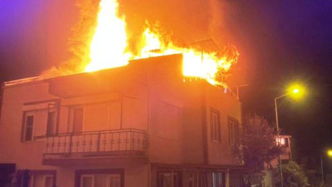 Karesi’de Gece Yarısı Çatı Yangını: İtfaiye Alevlere Anında Müdahale Etti