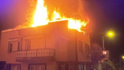 Karesi’de Gece Yarısı Çatı Yangını: İtfaiye Alevlere Anında Müdahale Etti