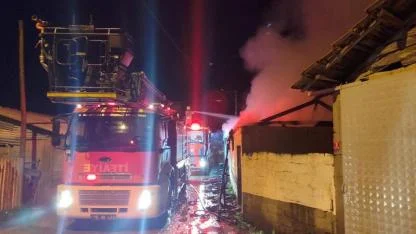 Manyas’ta samanlık yangını: Yüzlerce yonca balyası kül oldu